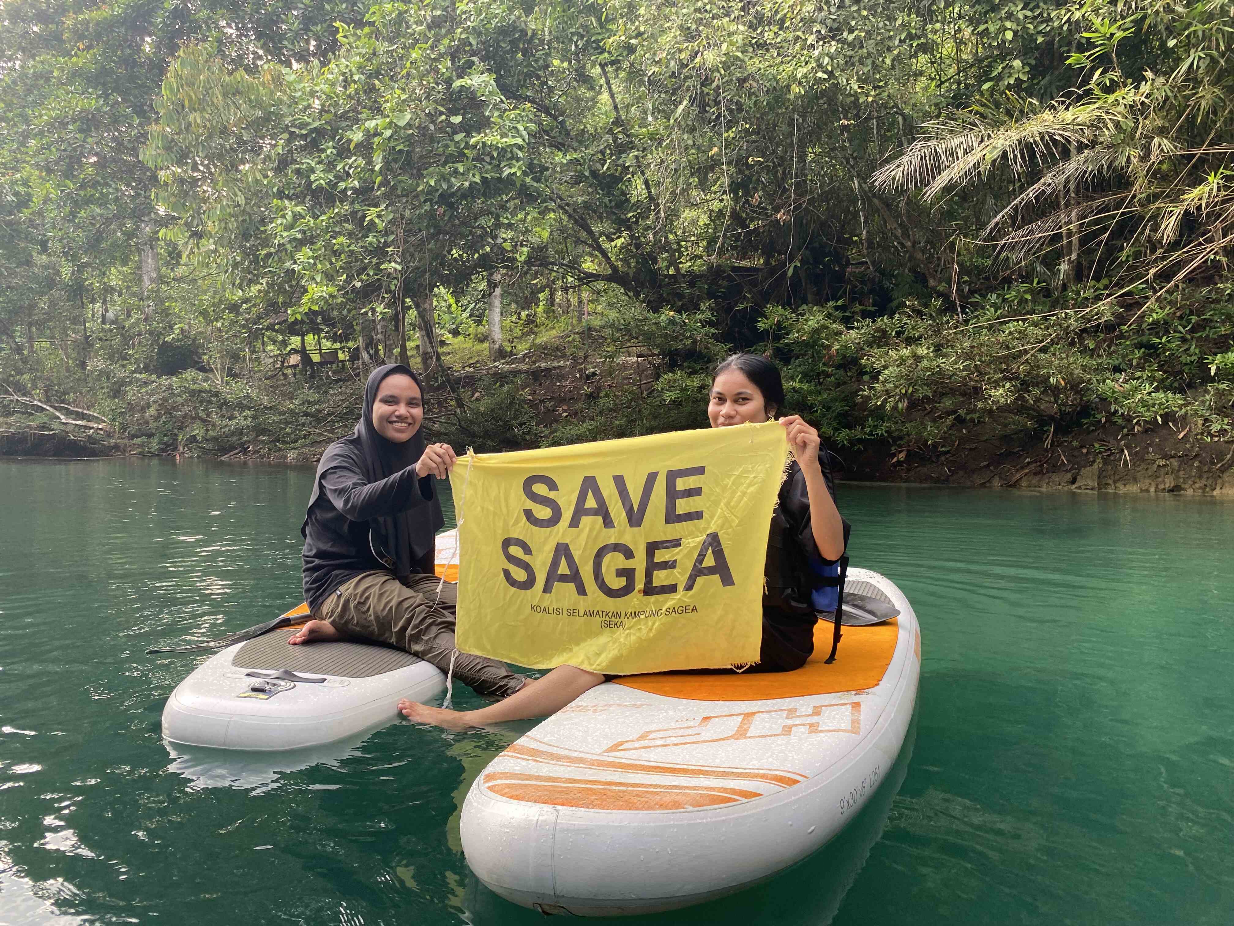 Pemuda dan masyarakat lokal Sagea, Maluku Utara, memprotes ekspansi tambang yang mengancam hutan, keragaman hayati, dan sungai yang menjadi ikon ekowisata setempat. Foto: Auriga Nusantara